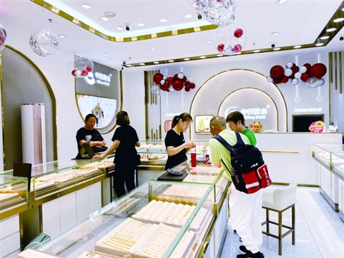 近期,国内黄金零售价上涨,每克已破600元大关。本报记者探访济南市场,发现部分金店不同品牌不同工艺的黄金首饰售价存在差异,但在店内活动或商场活动优惠后,单价大多在600元以下,消费者购买热情依旧不减。◎山东商报·速豹新闻网记者孙倩摄